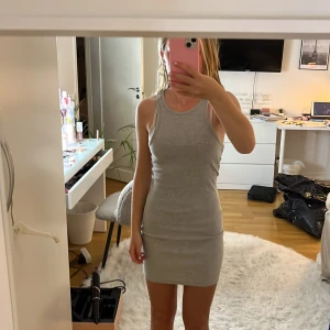 Grå kortklänning Gina Tricot - Supersnygg grå ribbad klänning från Gina Tricot i storlek XS.