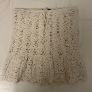 Virkad kjol - Supersöt virkad kjol med volang kant. Från Zara i storlek S. Jättefint skick!