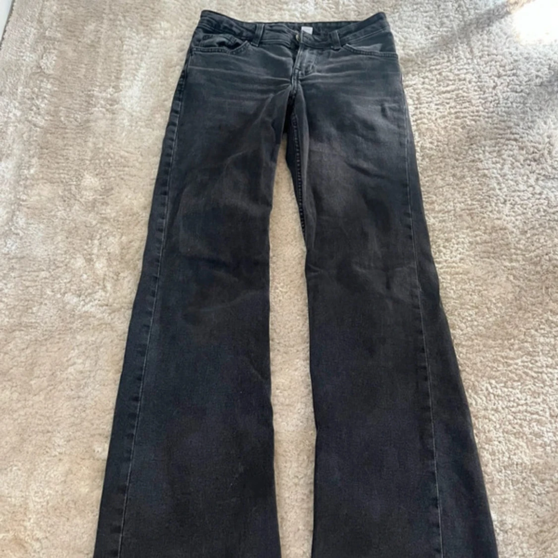 Svarta bootcut jeans 