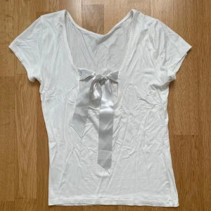 Vit tröja med rosett - Vit T-shirt med rosett i ryggen från lager 157, använd typ 3 gånger⭐️