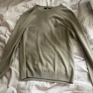 Beige stickad tröja från Uniqlo - Snygg beige stickad tröja från Uniqlo i storlek XS. 