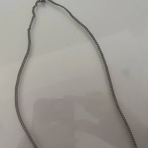 Basic silverfärgad halsband - En stilren halskedja i silverfärgad metall med ett tätt länkat mönster. Kedjan har en enkel och tidlös design som passar till många olika stilar. Osäker vart den är köpt ifrån men kommer inte mer till användning. Kontakta gärna innan köp!
