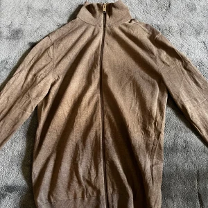 Beige kofta med dragkedja Selected Homme - Snygg beige kofta från Selected Homme i storlek S. Den har hel dragkedja framtill, hög krage och långa ärmar. Materialet är mjukt och lätt, perfekt för lager-på-lager. Den är köpt för ca 2 eller 1 år sen men väldigt sällan använd.