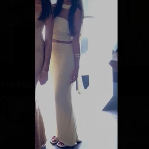 Ljusgul kjol och top - Supersnygg ljusgult set, kjol och topp och liten skarf som man kan toppa med. Stretchigt material 