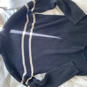 Svart polotröja  - Jättefina med tvp vita ränder