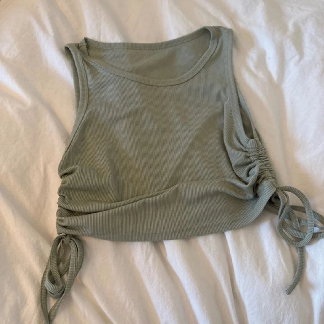 Ljusgrön croppad linnetopp med snörning