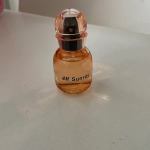 H&M parfym - Sunray - Parfym  från H&M. I princip oanvänd. 
