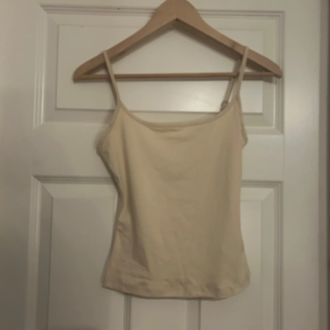 Beige linnetopp med smala axelband