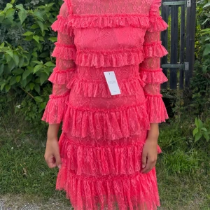 Korallfärgad spetsklänning By Malina XS - Säljer en såå fin korallfärgad Carmine mini dress från By Malina i storlek xs. Tillverkad i spets. Aldrig använd och prislapp är kvar, endast testad. Köpt för 2800. Pris kan diskuteras vid snabb affär!