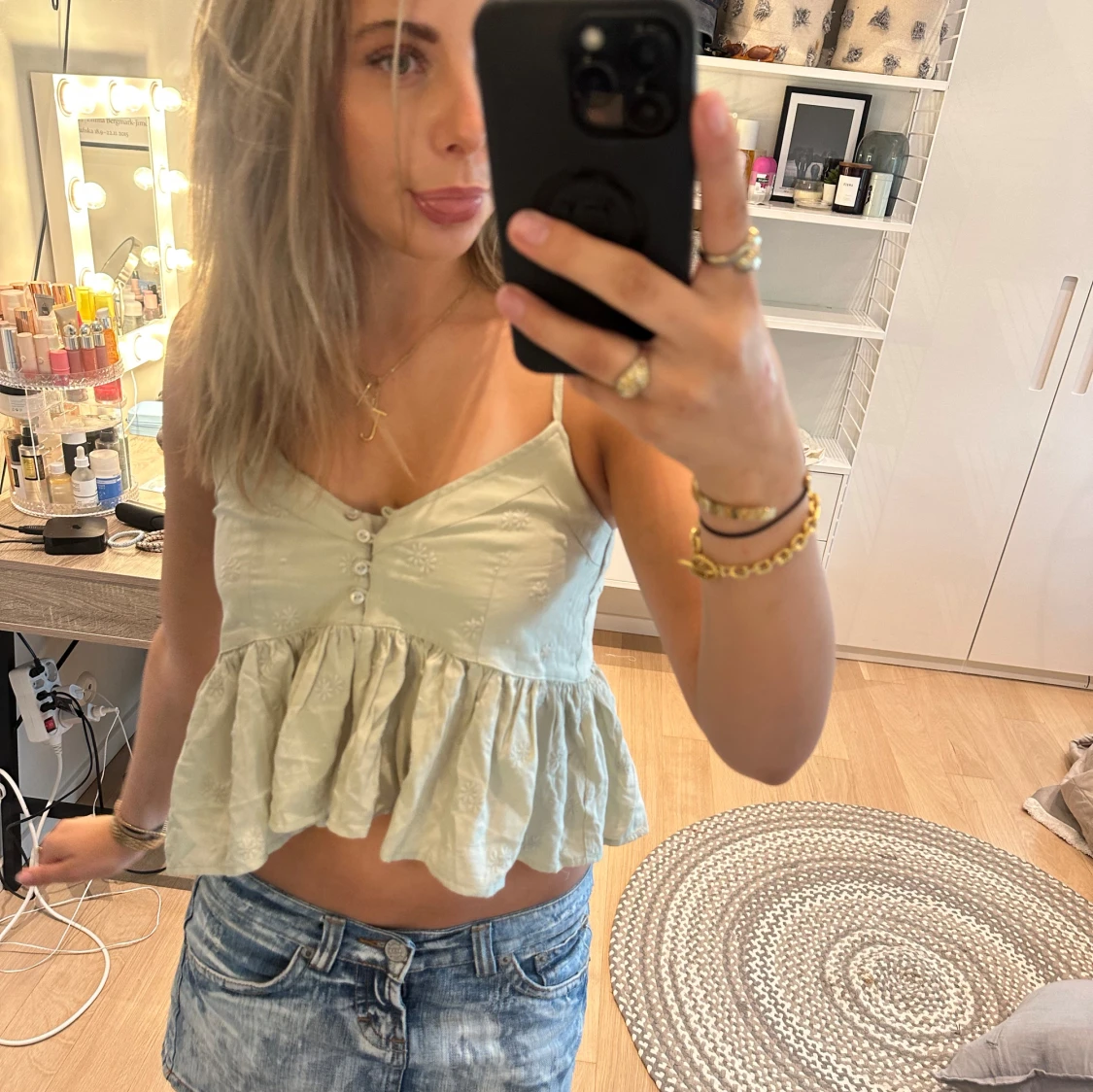 Ljusgrön croppad blus med volang