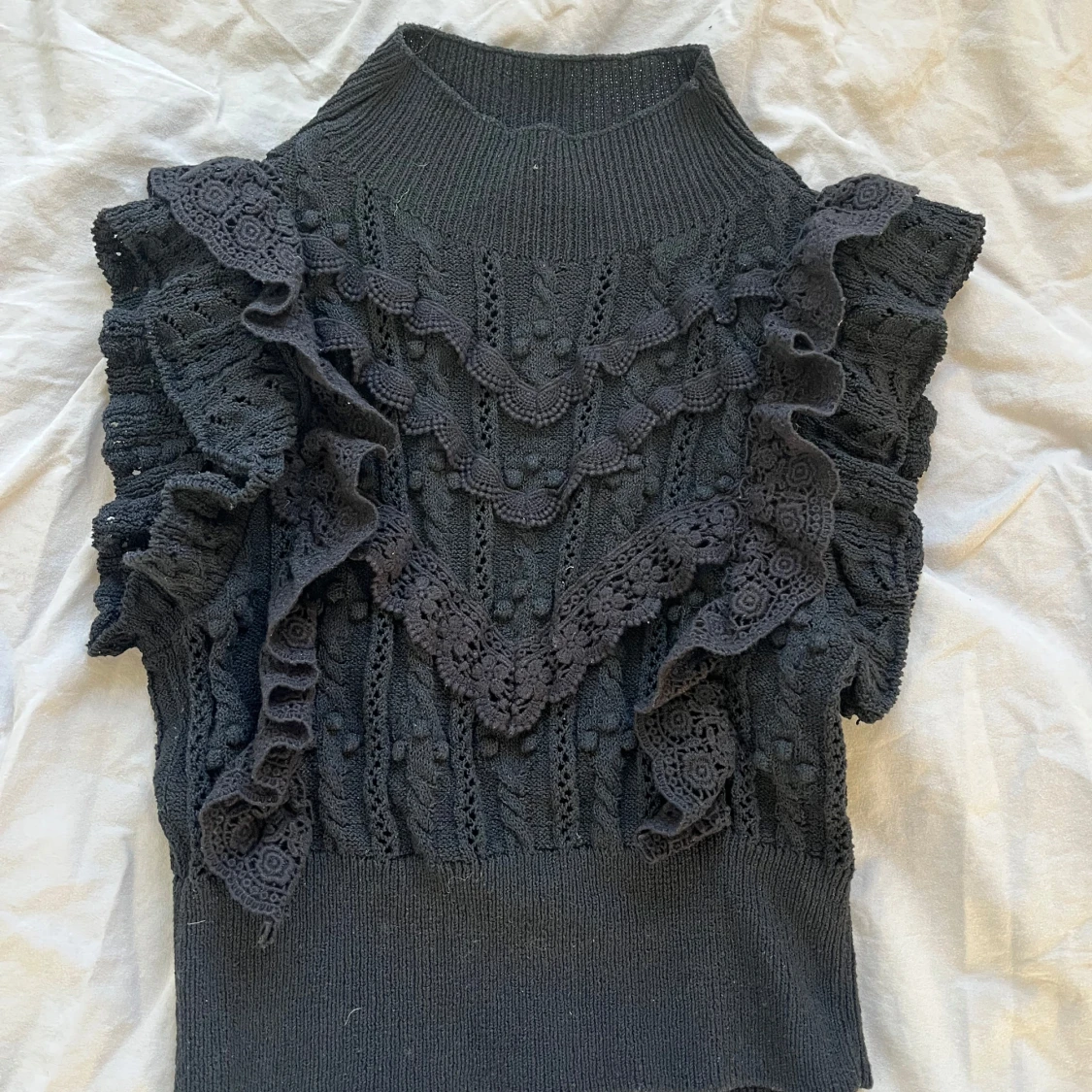 Svart stickad blus med volanger från Zara