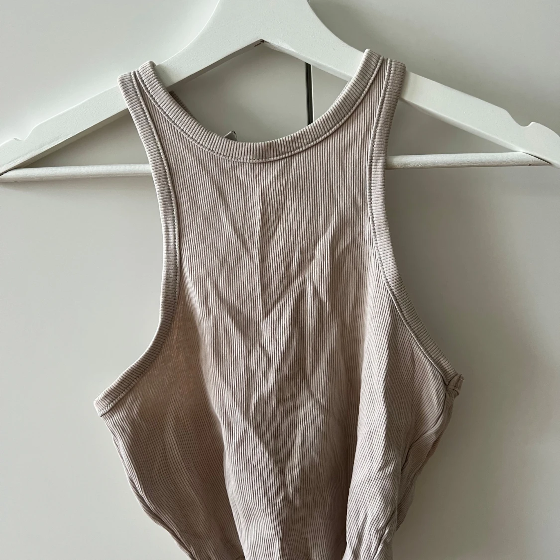 Beige ribbad linnetopp