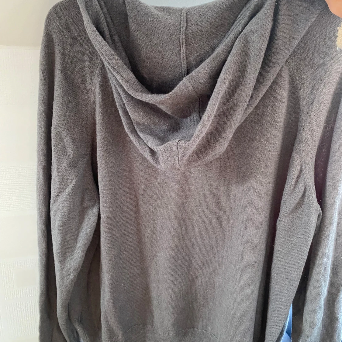 Grå hoodie i kashmirblandning - 3