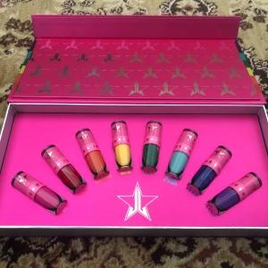 Jeffree Star Equality läppstift set - Limited edition Equality set med 8 flytande läppstift i regnbågens färger: rosa (Diva), röd (Redrum), orange (Flamethrower), gul (Queen Bee), grön (Equality), turkos (Breakfast at Tiffany's), blå (Blue Velvet) och lila (I'm Royalty). Snygga flaskor med rosa lock och stjärndetaljer.  Enbart swatchade, sedan har jag bara haft denna box i min samling. Då jag inte vill öppna varje läppstift för att kontrollera konsistens så kan det hända att någon är lite torkad, men de är ju lätta att rädda med exe