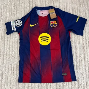 Barcelona T-Shirt ”Lamine Yamal” - Tjena! Säljer nu min Barcelona tröja. Skicket på tröjan är 9/10. Den är stolek S. Priset kan diskuteras👍. Vid fler frågor/bilder är det bara att höra av sig 👍👍