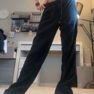 Svarta linnebyxor  - Sköna svarta linnebyxor med en liten ficka baktill och snören. Loose/baggy snygg passform och skönt material. Använder ej dessa. Storlek XS-S