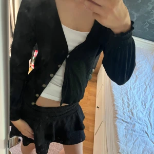 Svart kofta från Odd Molly - Super fin svart kofta från oss Molly med lite detaljer runt om den. Super fin och super skön. Storlek xs s