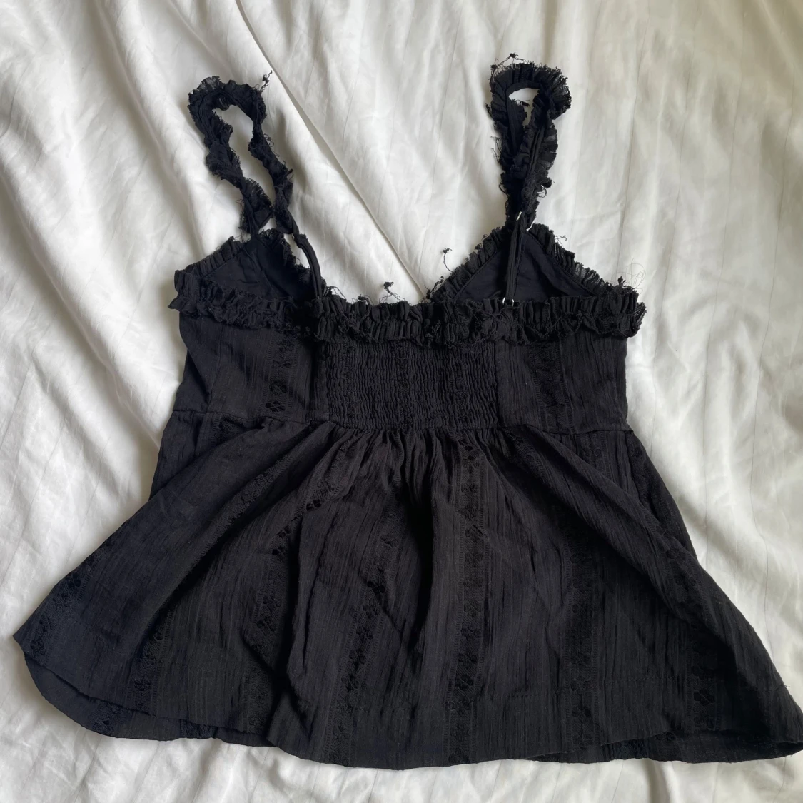 Svart linnetopp med spetsdetaljer - 1