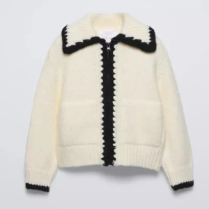 Vit stickad cardigan jacka med svart kant - 💞Pris är diskuterbart💞Helt slutsåld vit stickad cardigan jacka / zip up hoodie från Zara med svart sicksack-kant💞 passar mig som har xs/s