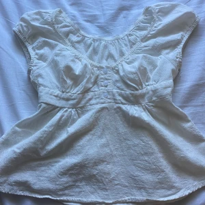 Vit babydoll blus - Supersöt vit blus, köpt ifrån SHEIN. Använd fåtals gånger och är i princip i nyskick! 