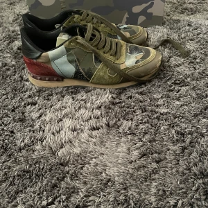 Valentino rockrunners - Säljer nu höstens fetaste skor, ett par sköna Valentino Rockrunners skor. Skorna har en robust sula, och med sina snygga färger är detta dem perfekta skorna för hösten och vintern. Skorna är använda men är i fortsatt mycket bra skick. Box och dustbag ingår. Tveka inte att höra av dig för fler bilder eller pris. PRISET ÄR ALLTID FÖRHANDLINGSBART