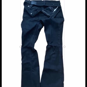 Svarta bootcut jeans från Bershka - Svarta flare/bootcut jeans från Bershka med hög/medelhög midja💕strl 36, bra skick (obs, midjan är rullad i första bilden men man kan även bära dem normalt)