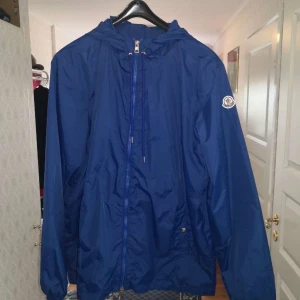 Moncler Windbreaker Blå - Säljer min moncler windbreaker har använt den ett fåtal gånger. Kan mötas och pris kan också diskuteras. Den är XL men kan passa L med om man gillar baggy. Perfekt nu för hösten 🍁.