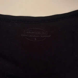 Marinblå och vit linnetopp Intimissimi - Två stilrena linnetoppar från Intimissimi i storlek S, en marinblå och en vit. Båda är tillverkade i 100% Ultrafresh Supima bomull och har smala axelband. Stor i storleken och ett tunnare material, därav är den vita lite genomskinligare. Priset är inte fast utan går att diskuteras💕