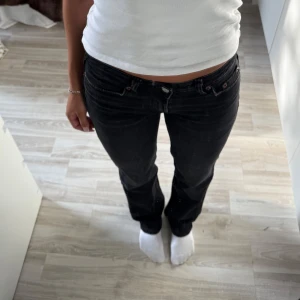 Svarta straight jeans från Zara  - Svarta straight jeanse från Zara i storlek 32/xs. Använd vid fåtal tillfällen och är i bra sick!