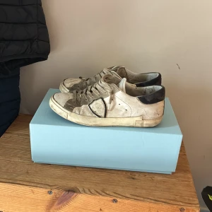 Philippe Model PRSX sneakers, vit/grå - Phillipe model i hyfsat risigt skick där av priset 