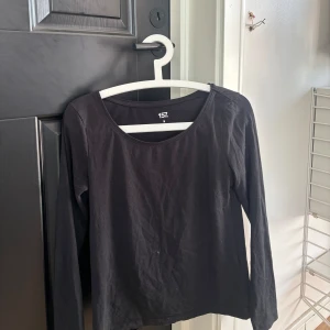 Basic långärmad tröja från 157 - Säljer tre basic tröjor från lager 157. Använt upp till 1-2 gånger. Säljer både ihop och separata. Separat kostar 50kr.