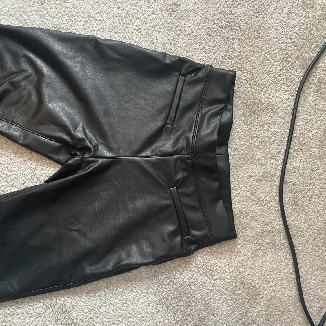 Svarta bootcut byxor från Zara - 1