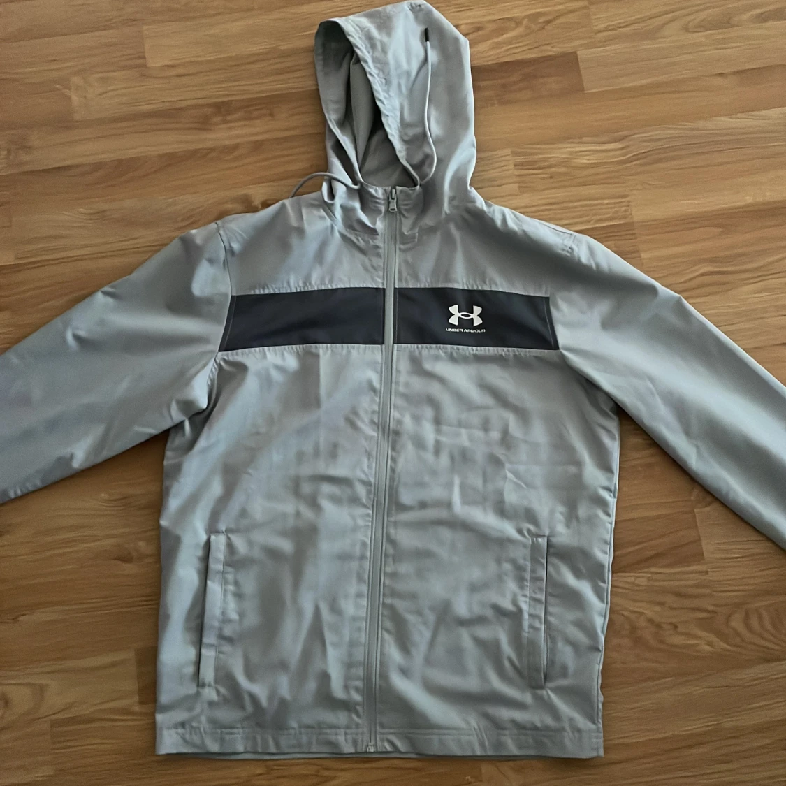 Grå vindjacka Under Armour M