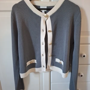 Grå finstickad kofta  - Fin kofta, köpt på hm och är slutsåld, passar L och M, även S för en lite mer oversized look