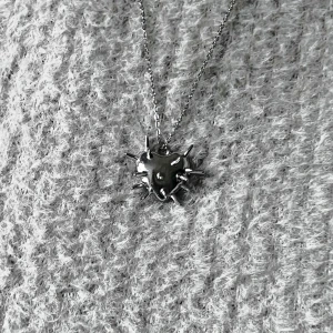 Spiky Silver Heart Necklace - Stainless steel kedja, 50 cm. Hängsmyckets diameter är cirka 2 cm