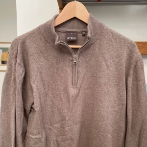 Cashmere Halv zip tröja Oscar Jacobson - Snygg Cashmere beige/brun tröja från Oscar Jacobson med half zip och ribbad krage. Passar M/L. Pris går alltid att diskutera vid snabb affär. Ny skick. 