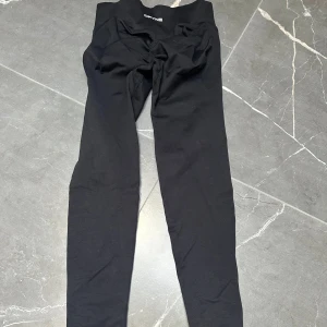 Impact DFYNE - Säljer svarta Dfyne tights, ”impact” i färgen svart ”midnight black”. Använda fåtal gånger, som nya! Storlek S men skulle säga att man får gå upp en storlek i just de svarta. Så passar de som är vanligtvis XS.🖤