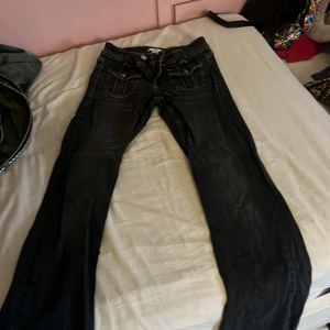 Gina jeans - low waist Bootcut jeans från gina young den säljs inte längre där. Svart/grå