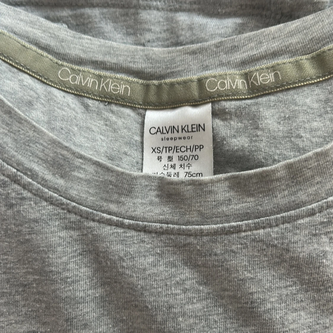 Grå Calvin Klein tröja med logga - 1