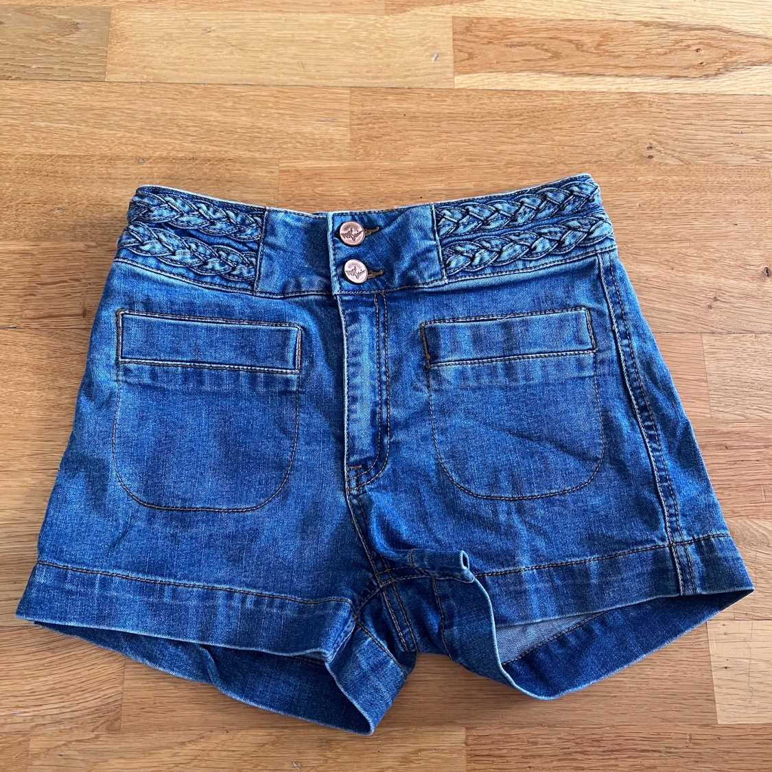 Blå jeansshorts från Never Denim