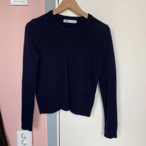 Mörkblå tajt stickad tröja från zara - Säljer denna skit snygga tajta tröjan från Zara. Mycket bra skick och finns ej kvar att köpa!Nypris 400