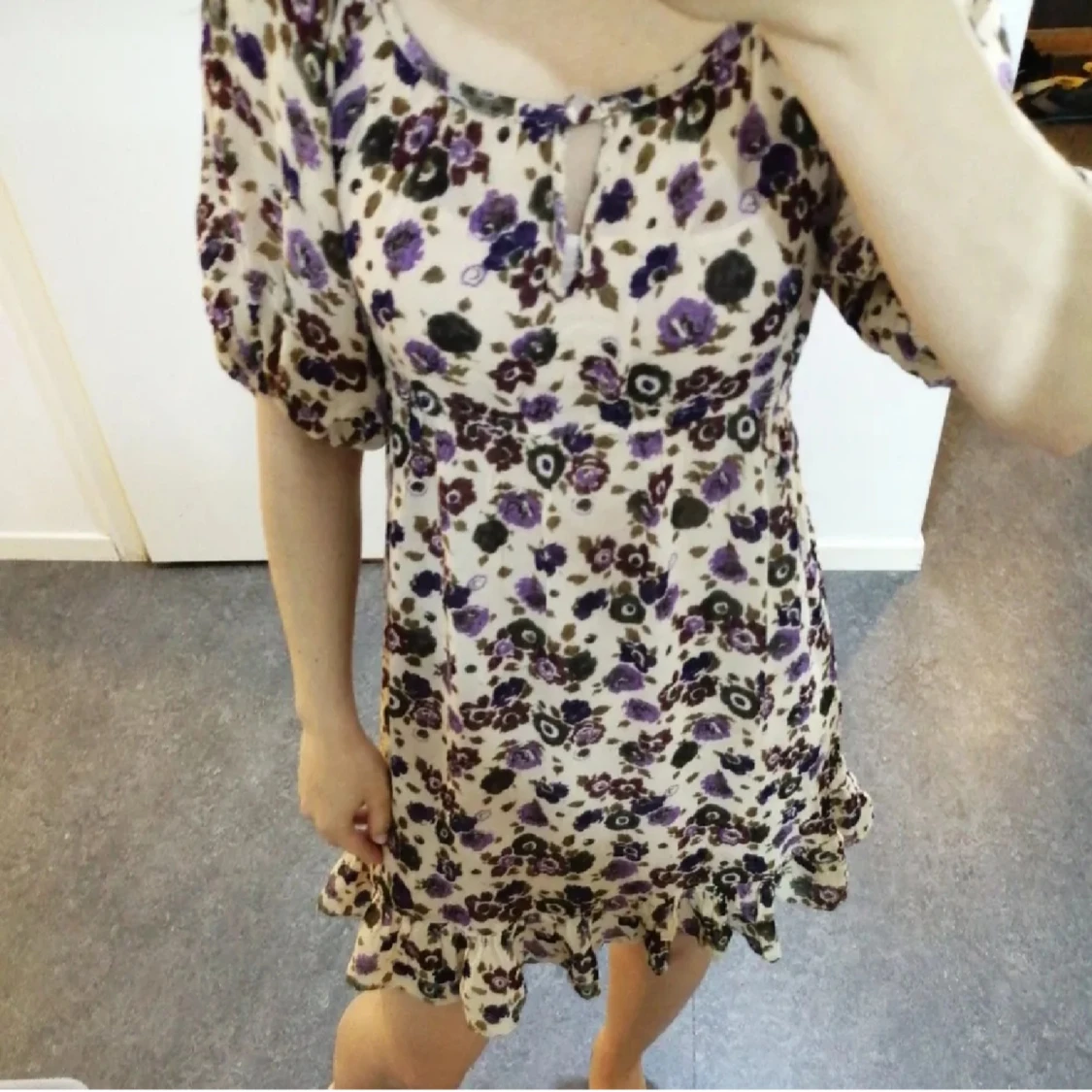 Blommig kortklänning med volang