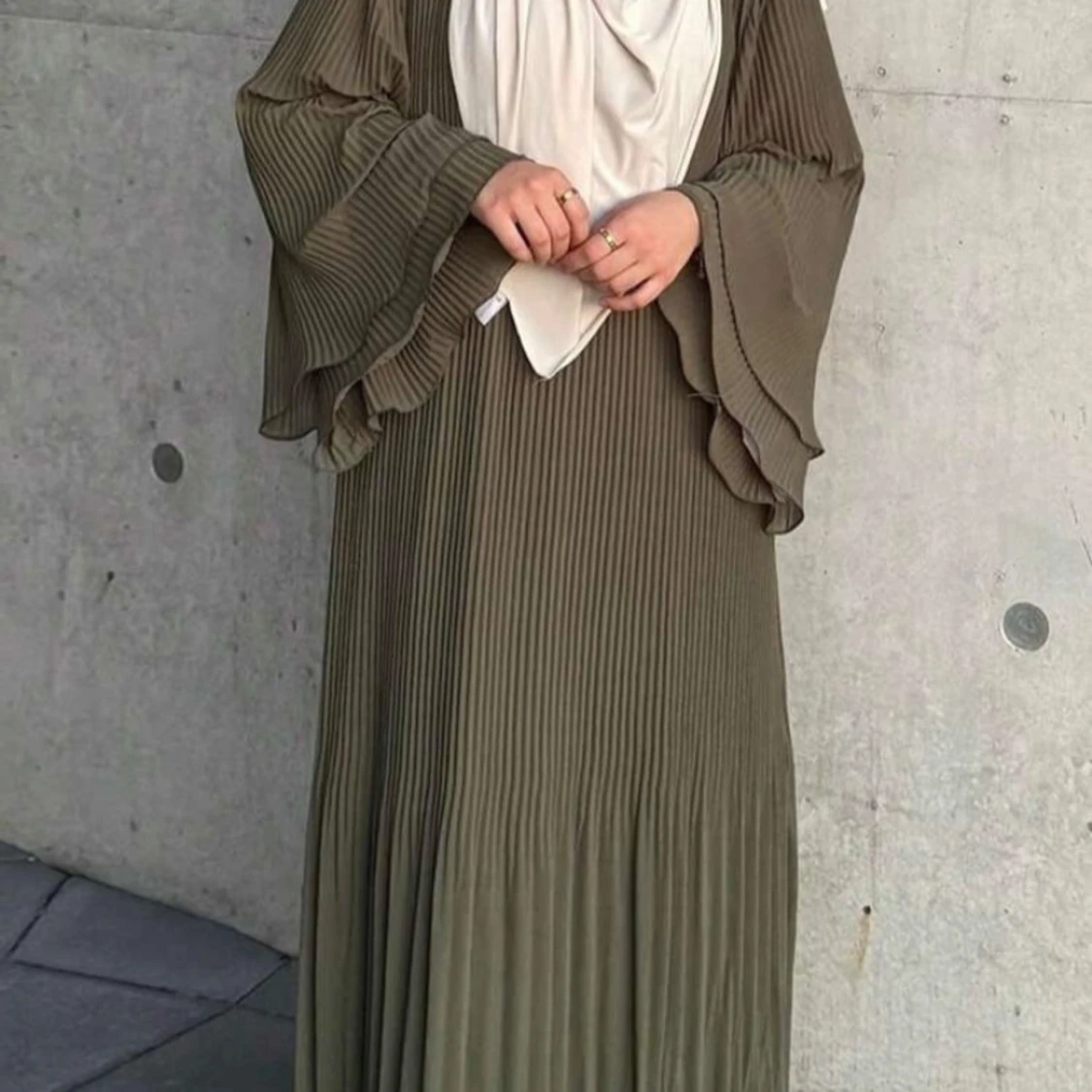 Plisserad långklänning i olivgrönt
