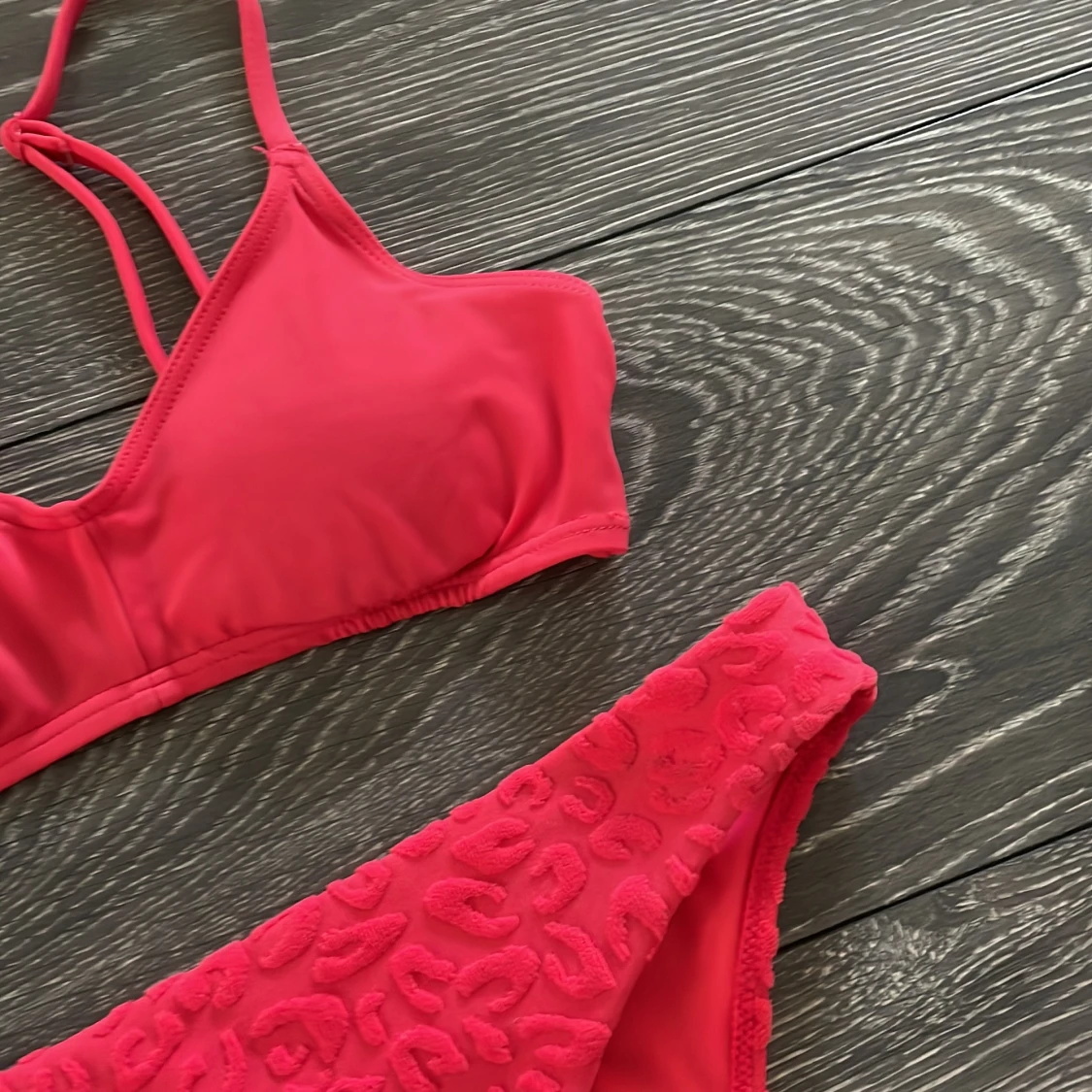 Rosa bikini med leopardmönster - 1