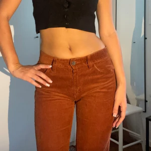 Manchesterbyxor - Sååå snygga men använder tyvärr inte längre! Vintage men i fint skick, är dock avklippta längst nere vid benen. Formar kroppen jättefint! Kollar exakta måtten snart <3