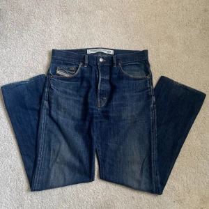 Blå Diesel Jeans - Snygga jeans med rak passform, inga fläckar eller tecken på slitage. Midjemått ca 86-88cm, innerbenslängd 81 cm.
