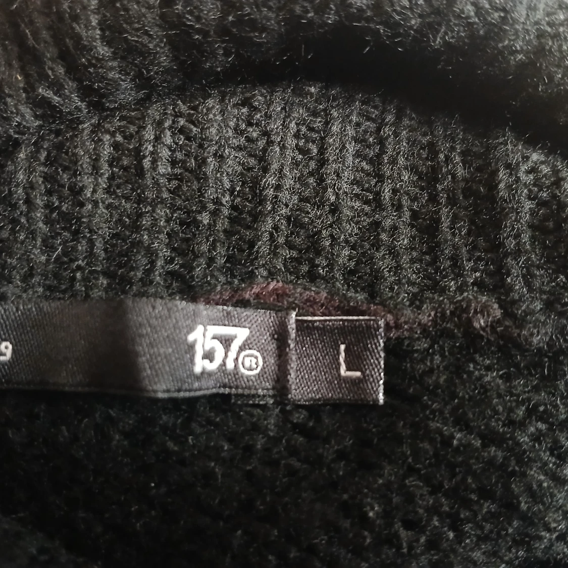 Oversize svart polotröja – mysig & stilren! 🖤 - 3