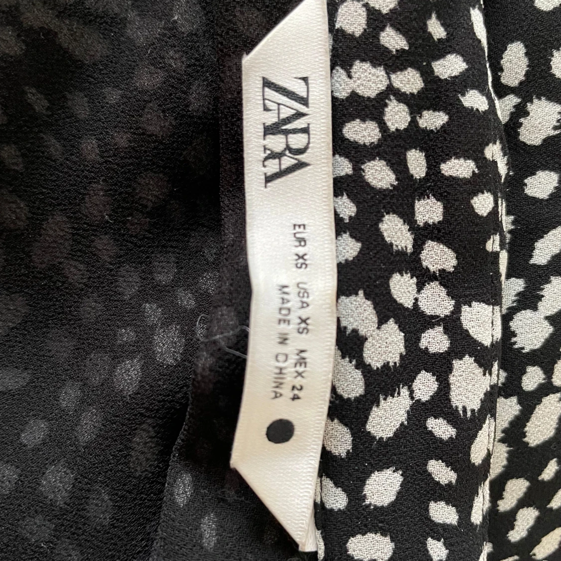 Svartvit prickig kortklänning från Zara - 2