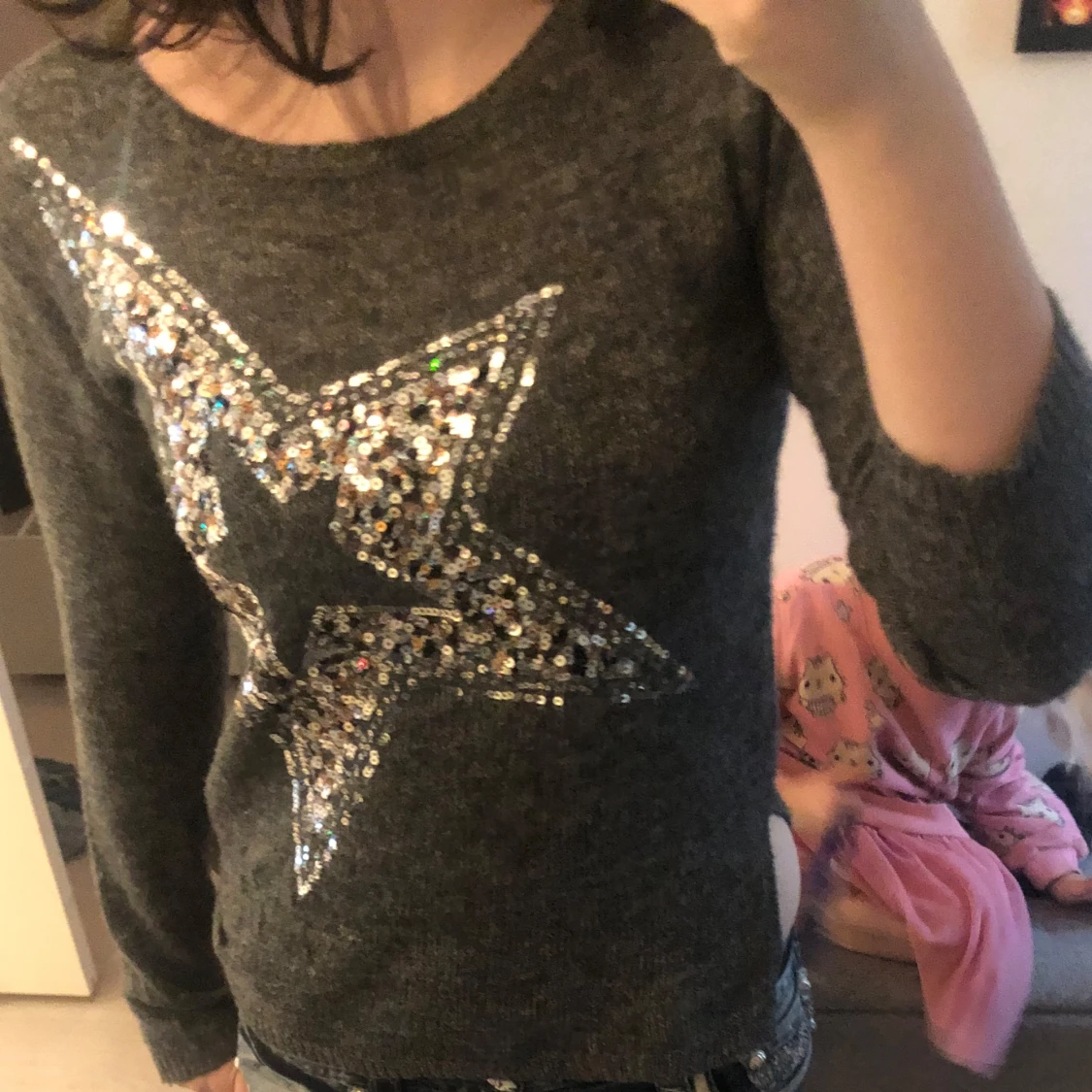 Mörkgrå stickad tröja med paljettstjärna - 1