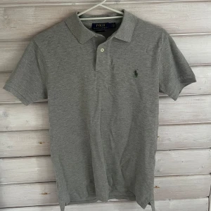 Polo Ralph lauren pike - Tjena! Säljer nu en sjukt snygg piké från Polo Ralph Lauren. Den är endast använd en gång! Så ett otroligt bra och fint skick! Kontakta mig vid minsta fundering😃🙌